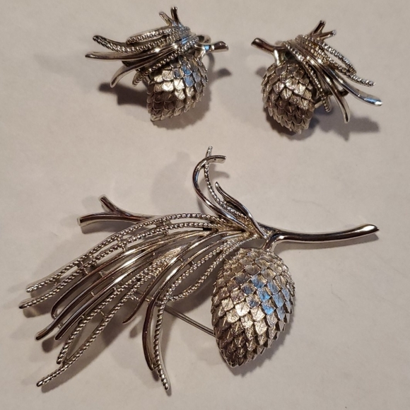 Trifari Jewelry - Vintage Trifari pine cone pin & earrings